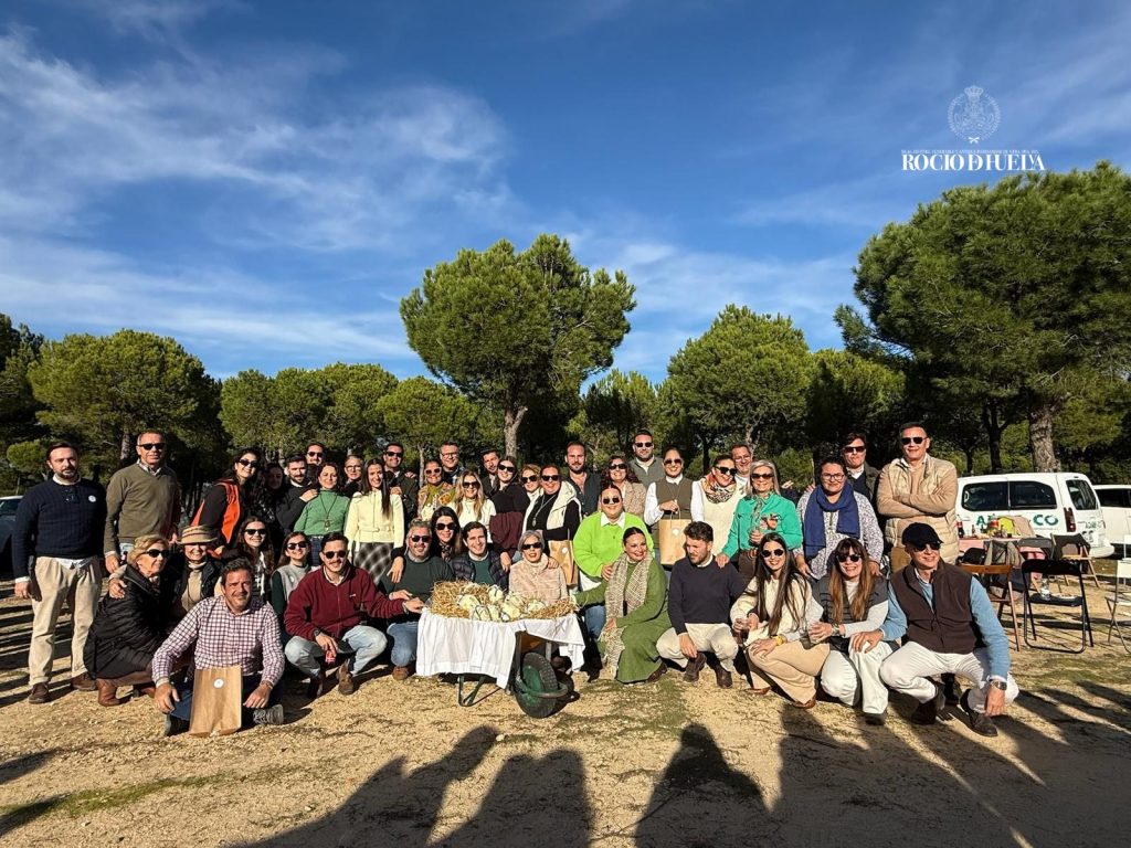 “Ambiente de convivencia y elaboración de paellas en la XLIII Concentración de Paellas de la Hermandad del Rocío de Huelva.”
