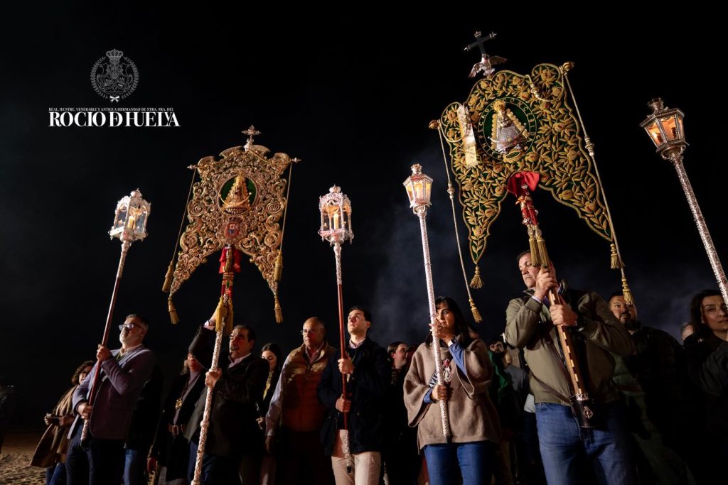 Rosario de Hermandades por las calles de la aldea de El Rocío