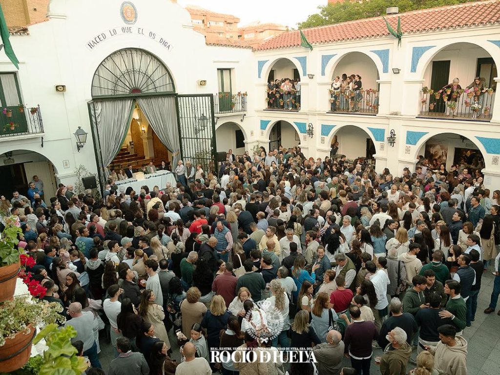 Patio de la Hermandad durante el sorteo del camino